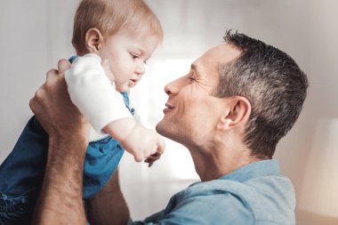 Şirin mutlu çocuk babasına bakıyor