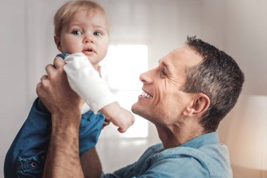 Duygularını ifade etme neşeli iyi adam