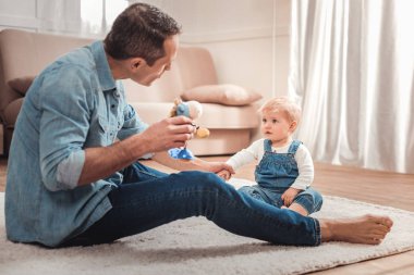 Seyir belgili tanımlık oyuncak sevimli bebek