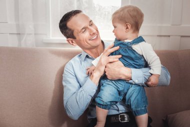 Neşeli pozitif erkek bebeği için gülümseyen