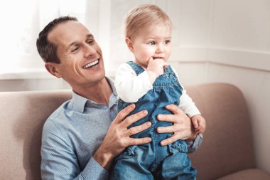 Parmağını ısırma şirin düşünceli çocuk