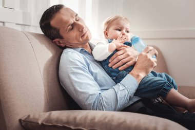 Güzel yorgun adam uyuya