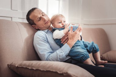 Uykulu iyi adam çocuğunu besleme