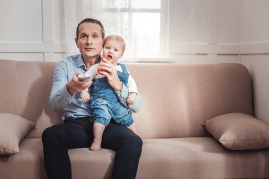 Güzel genç adam çocuğunu besleme