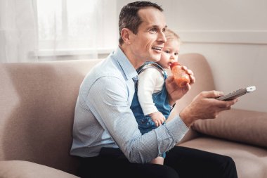 TV izlerken iyi olumlu adam