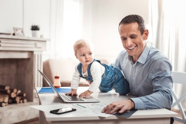 Neşeli iyi işadamı çalışma