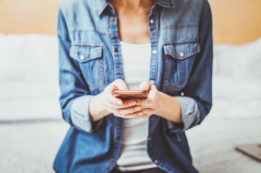 Genç kadın kişi yazarak mesaj