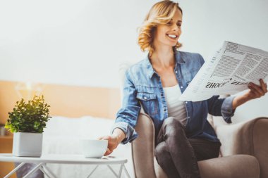 Gazete okuma memnun kadın kişi