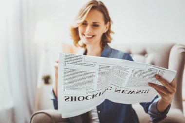 İyi haber okuma memnun kadın kişi