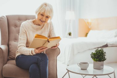 Mutluluk olgun kadın kitap okumak