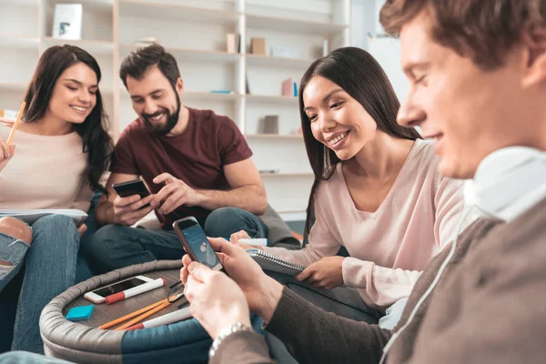 Joven agradable comprobar el pronóstico del tiempo — Foto de Stock