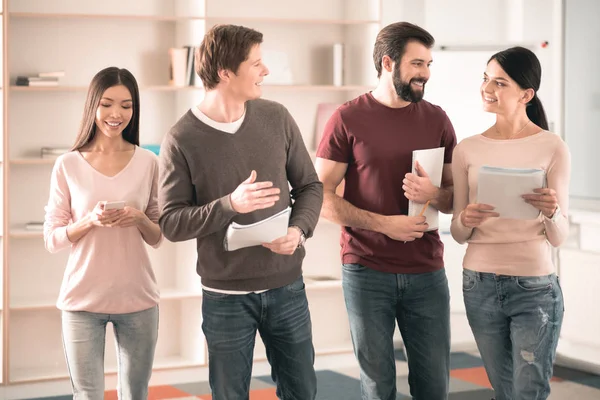 Nice genç takım ayakta birlikte