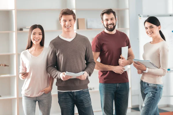 Glada lyckliga människor leende till dig — Stockfoto