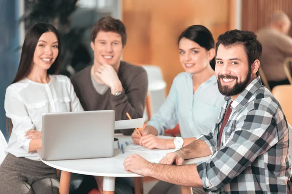 Glada unga företagare arbetar tillsammans — Stockfoto
