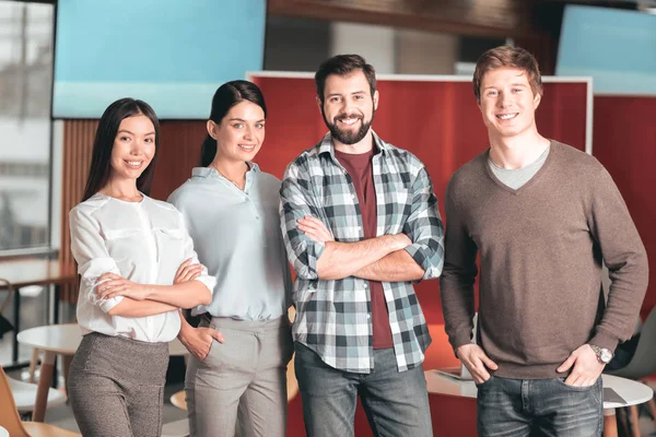 Agradables estudiantes felices de pie juntos — Foto de Stock