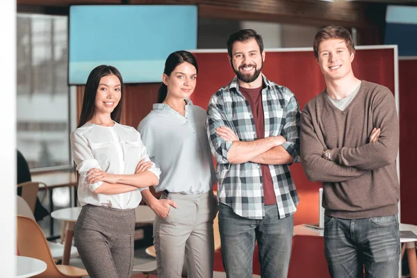 Bonitos estudiantes confiados sonriéndote — Foto de Stock