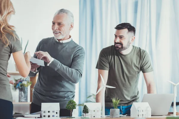 Drei Kollegen diskutieren lebhaft — Stockfoto