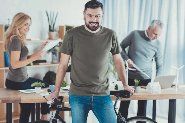 Fröhlicher männlicher Kollege kommt zur Arbeit — Stockfoto