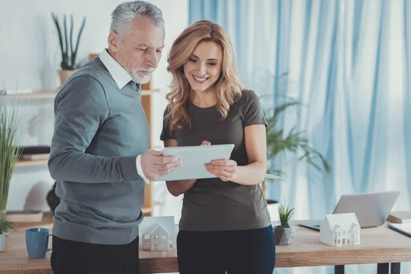 Zwei Kollegen glücklich über Plan — Stockfoto