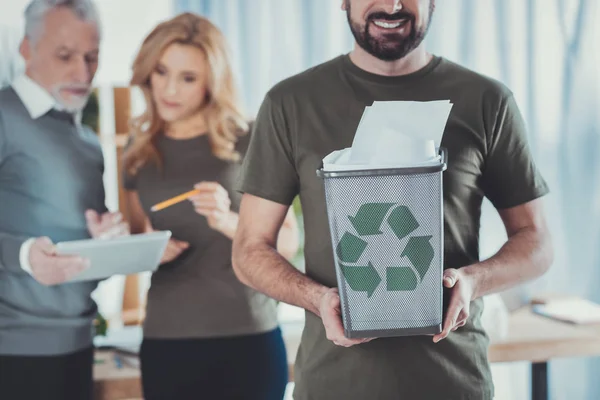 Gay mannelijke collega bevordering van recycling — Stockfoto