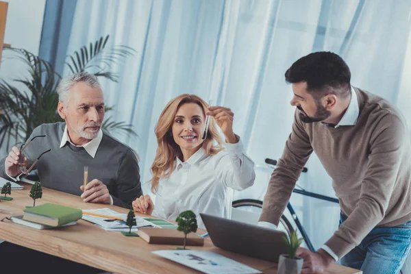 Focused two colleagues listening presentation — Stock Photo, Image