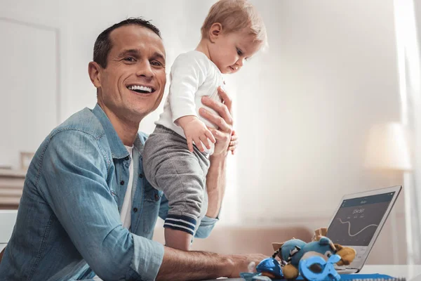 Positivo alegre homem sorrindo — Fotografia de Stock