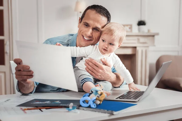 Alegre bom homem segurando seu bebê — Fotografia de Stock