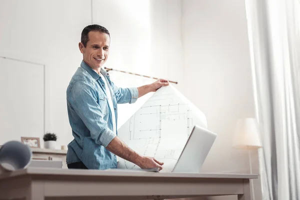 Alegre homem positivo sorrindo — Fotografia de Stock