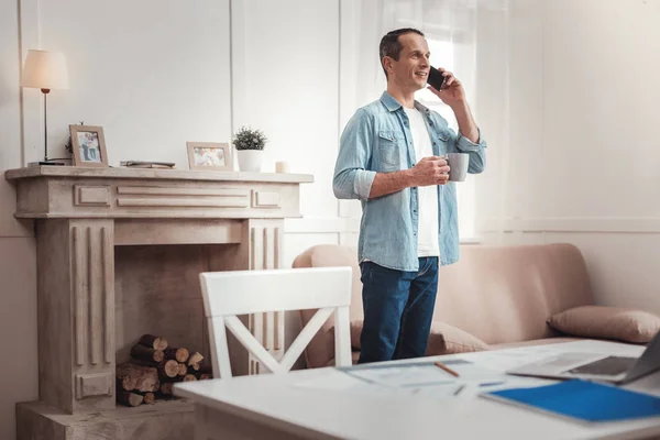 Feliz homem positivo fazendo um telefonema — Fotografia de Stock