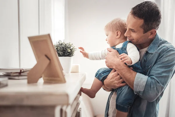 Mignon petit enfant toucher une plante — Photo