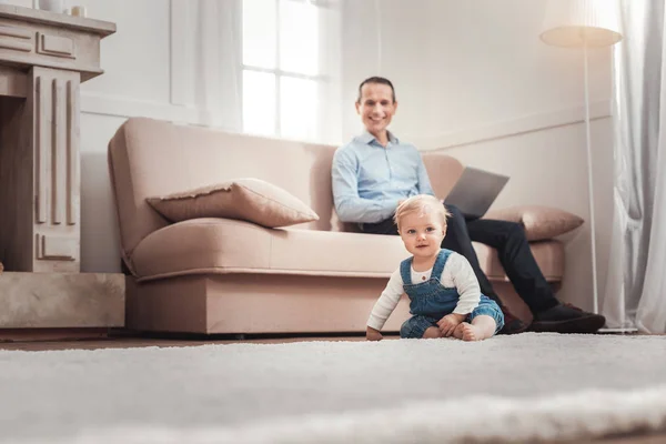 Alegre niño feliz sonriendo — Foto de Stock