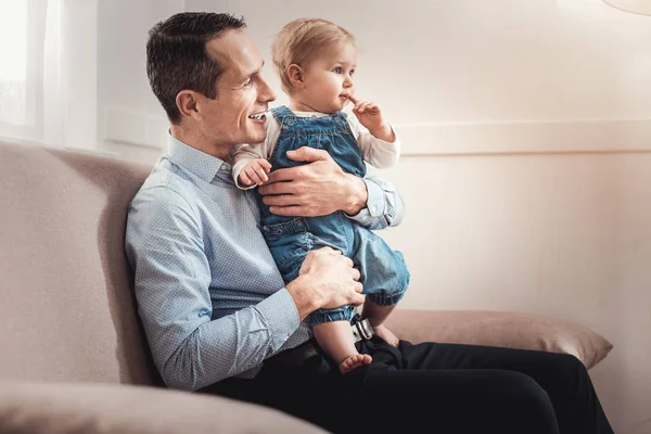 Positivo bello uomo godendo la sua paternità — Foto Stock