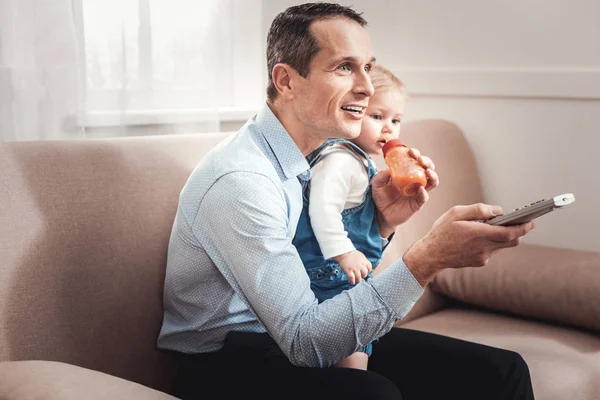 TV izlerken iyi olumlu adam