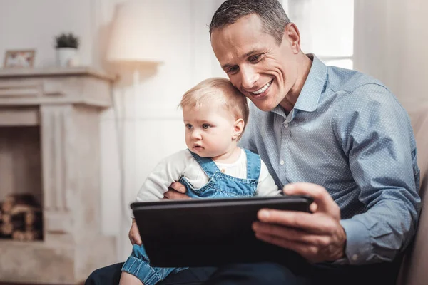 Lindo hombre agradable usando una tableta — Foto de Stock