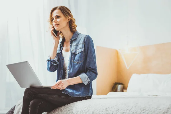 Donna incredibile ascoltando le informazioni — Foto Stock