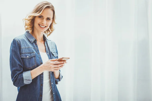 Grappige vrouw met behulp van haar gadget — Stockfoto