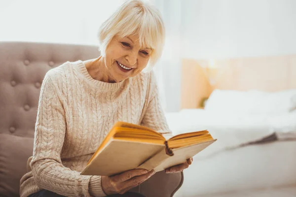 Close up van blijde vrouw die genieten van roman — Stockfoto