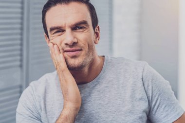 Yanağını dokunmadan kıl yüzü olan adam