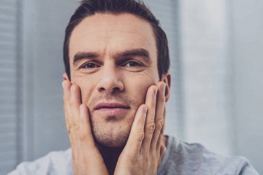 Ela gözlü adam sonra beklenmedik Haberler çok şaşırmış duygu