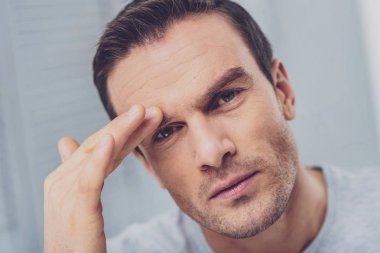 Migren yaparken onun kaş dokunmadan olgun adam