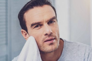 Sarılma yüzünü banyoda kapalı olgun adam