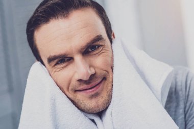 Sarılma yüzü kapalı gülümseyen hoş ela gözlü adam