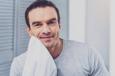 Çenesini tıraştan sonra sarılma yakışıklı adam