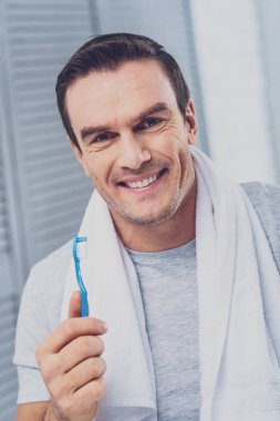 Mutlu adam tuvalette ayakta