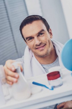 Pijama ayakta banyoda giyen gülümseyen adam