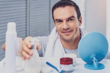 Koyu renk saçlı adamla yüz kırışıklıkları tuvalet masanın ayakta