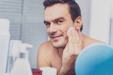 Esmer adam aynaya bakıyorum