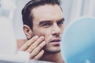 Yakışıklı adam aynaya bakıyorum