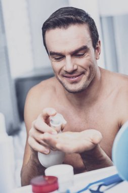 Neşeli adam losyon bir şişe tutan