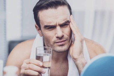 Üzgün adam keskin baş ağrısı olması